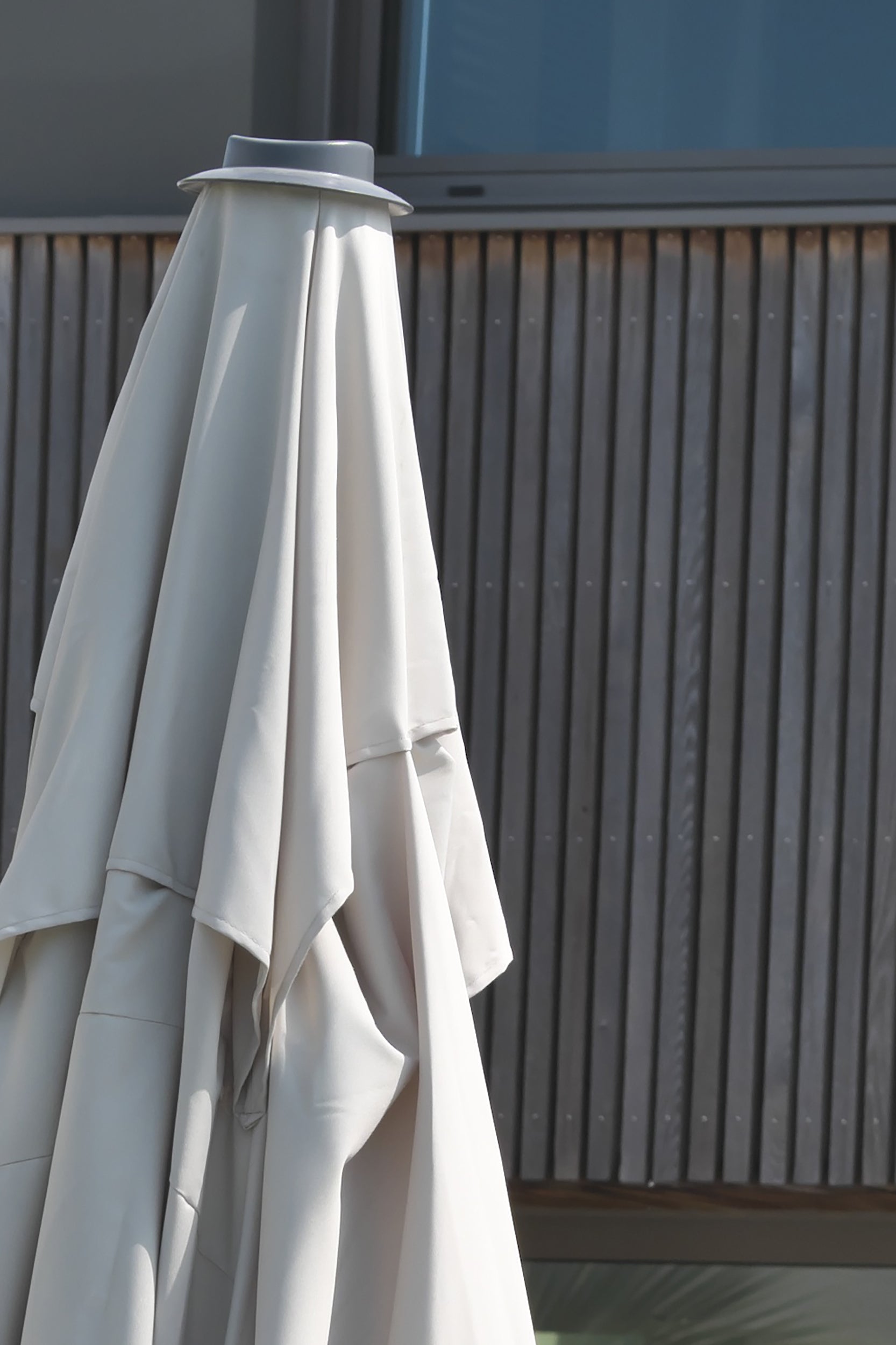 Parasol déporté SEVILLA (2,5x2,5 m) en aluminium imitation bois et toile polyester - GRIS