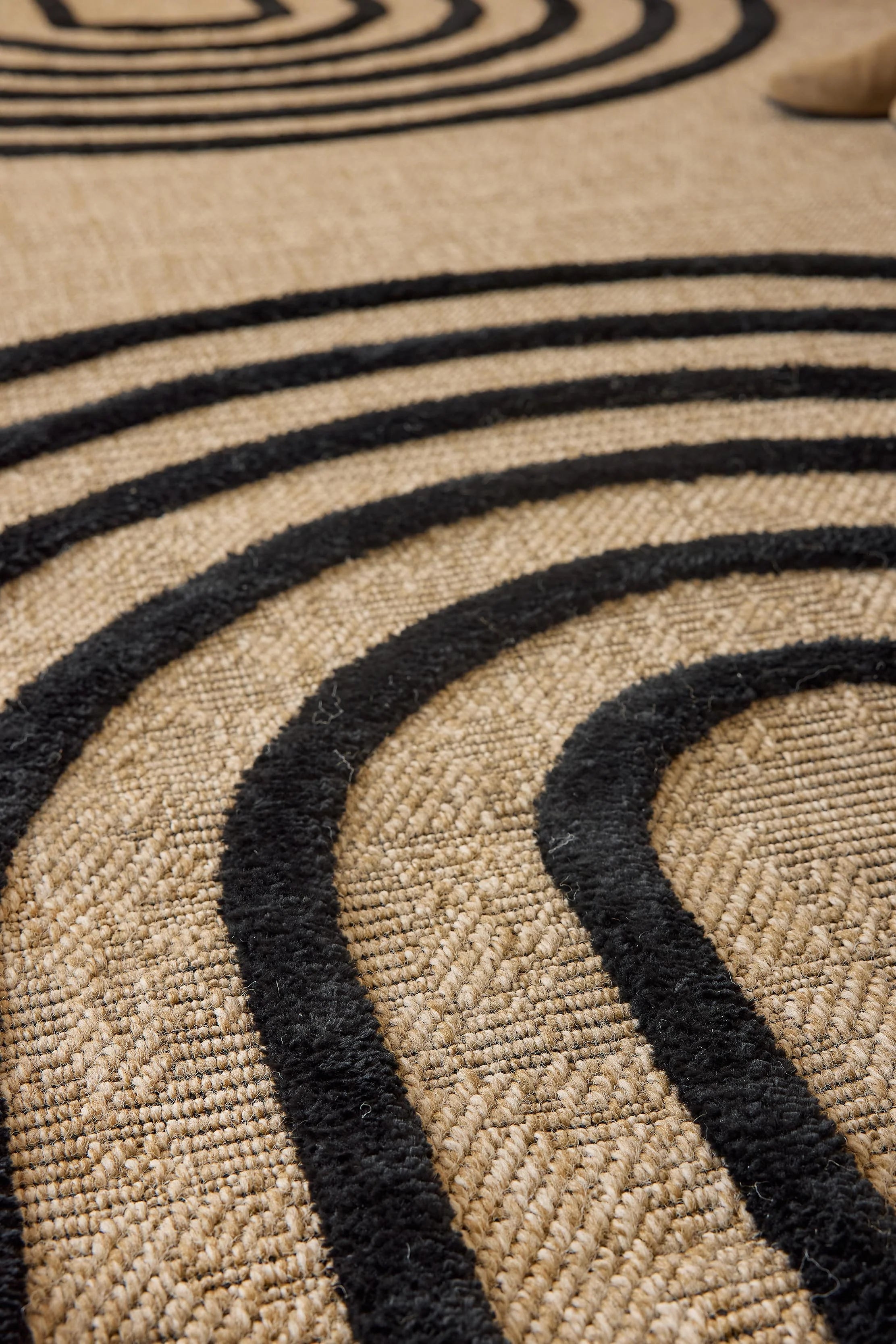 Tapis aspect jute noir motifs arcs