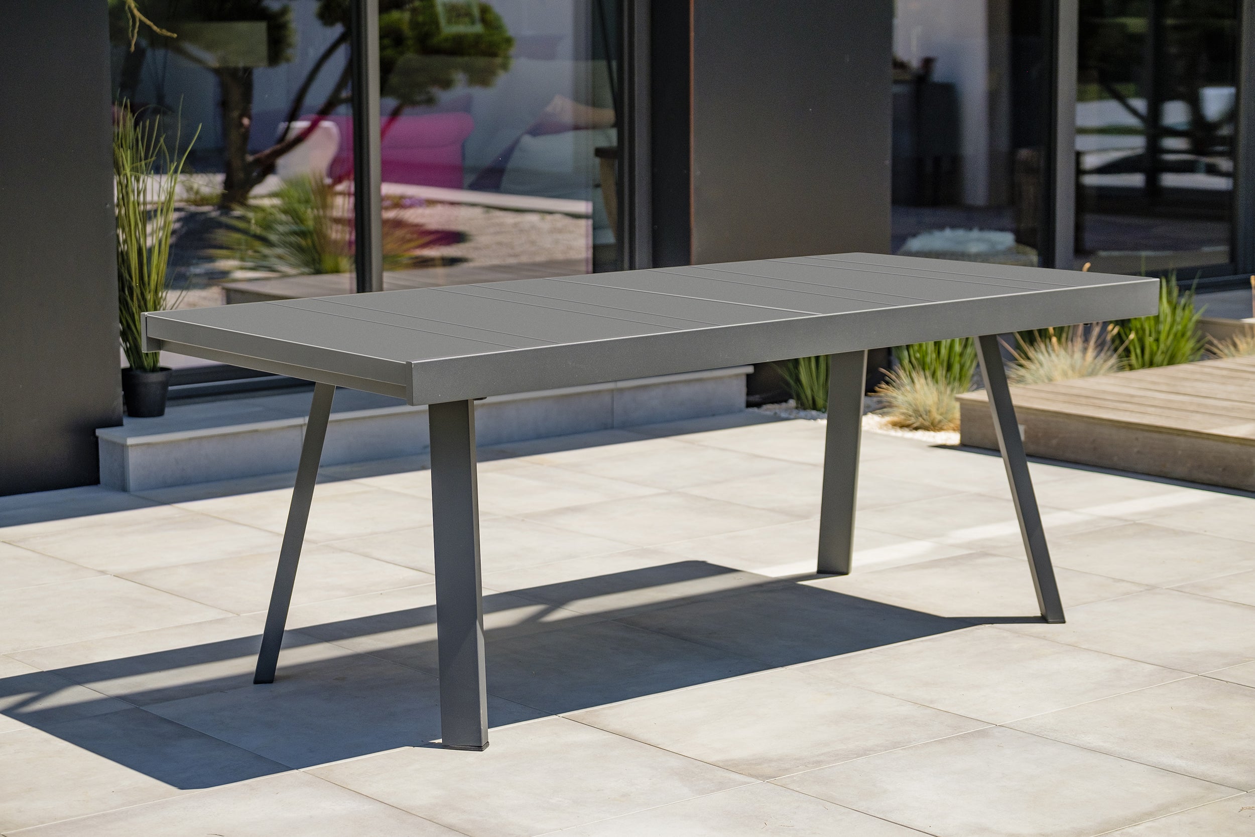 Table de jardin STOCKHOLM (200/300x96 cm) en aluminium et céramique sur verre  avec rallonge intégrée - GRIS ANTHRACITE
