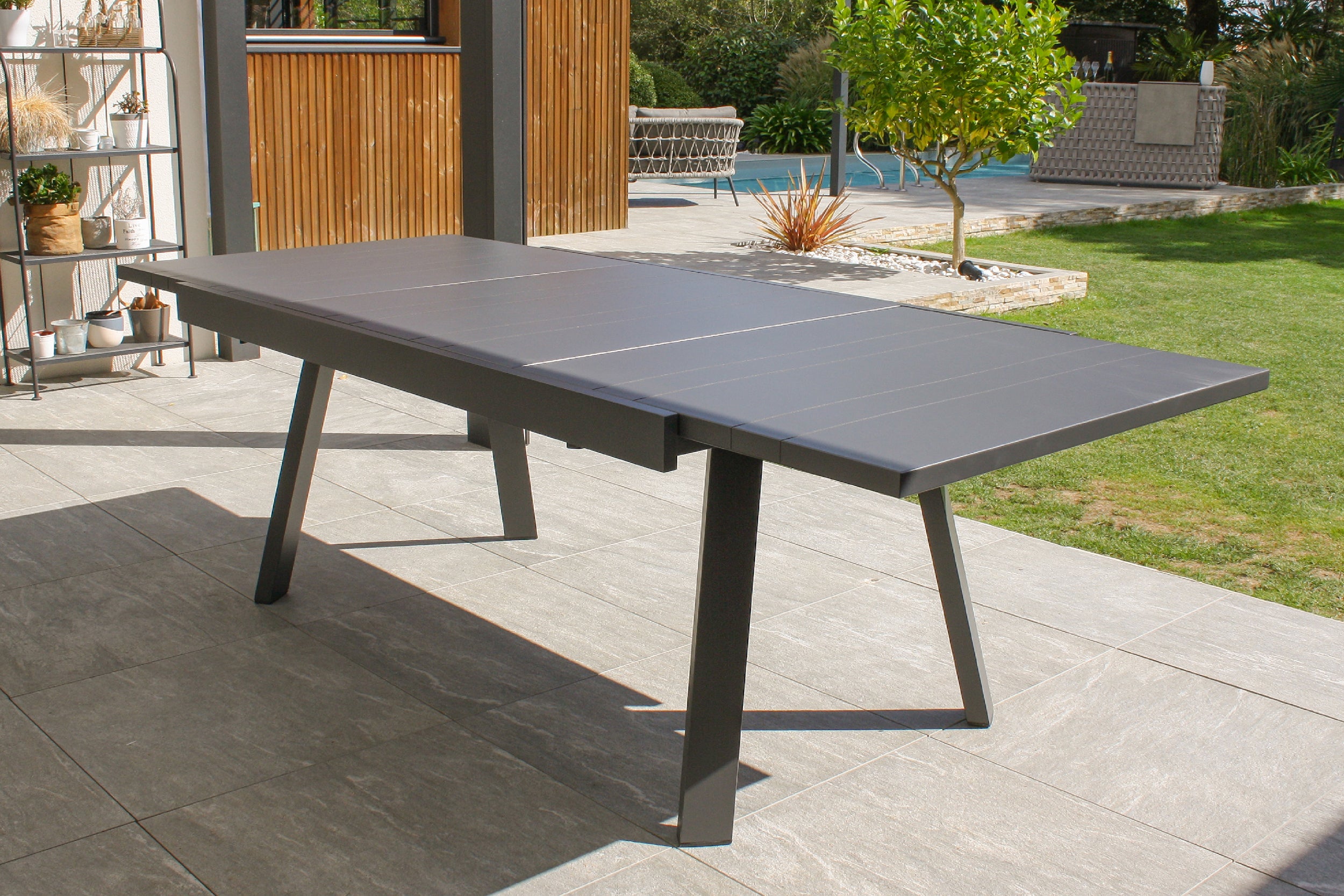 Table de jardin STOCKHOLM (200/300x96 cm) en aluminium et céramique sur verre  avec rallonge intégrée - GRIS ANTHRACITE