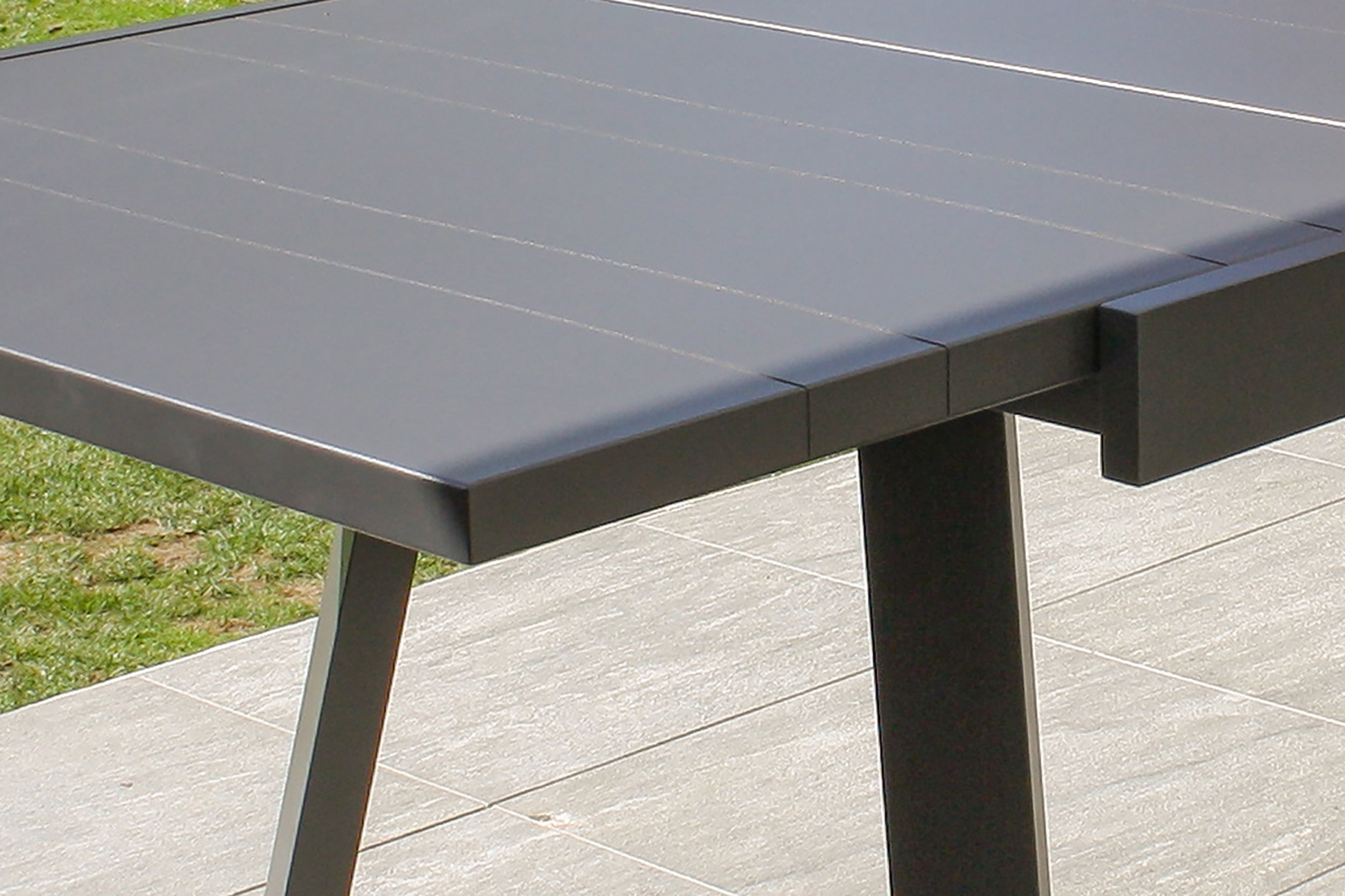 Table de jardin STOCKHOLM (200/300x96 cm) en aluminium et céramique sur verre  avec rallonge intégrée - GRIS ANTHRACITE