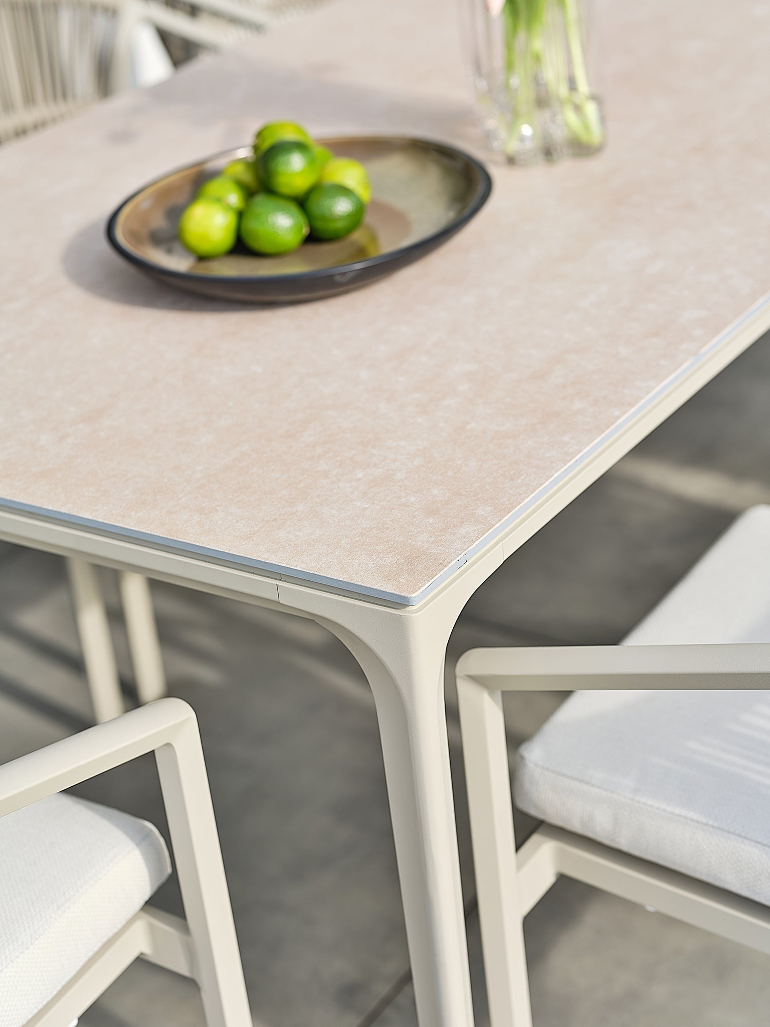 Table de jardin aluminium TIGUA avec plateau en céramique sur verre 8 places - Grège 200 x 90 cm
