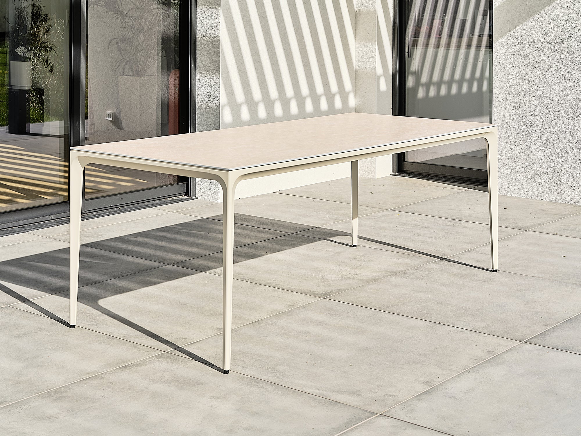Table de jardin aluminium TIGUA avec plateau en céramique sur verre 8 places - Grège 200 x 90 cm