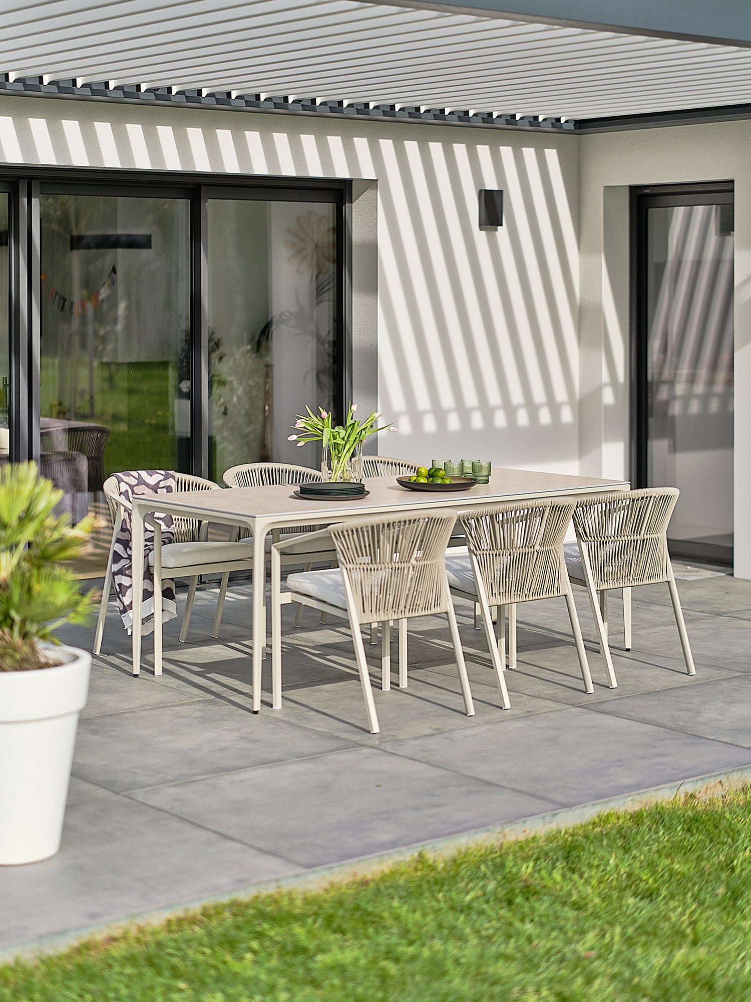 Ensemble repas de jardin Tigua 6 places avec plateau en céramique sur verre - Grège 200 cm