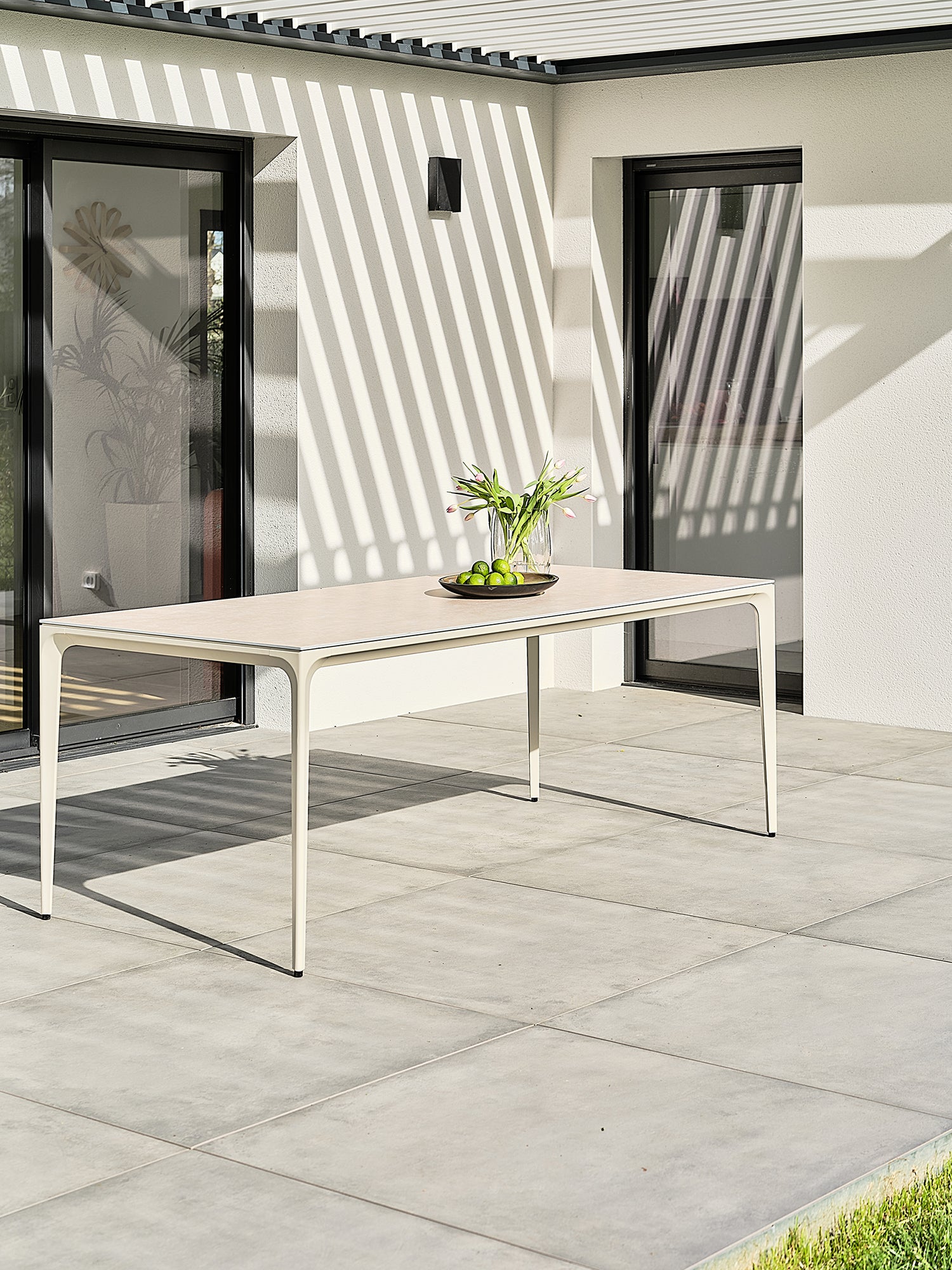 Ensemble repas de jardin Tigua 6 places avec plateau en céramique sur verre - Grège 200 cm