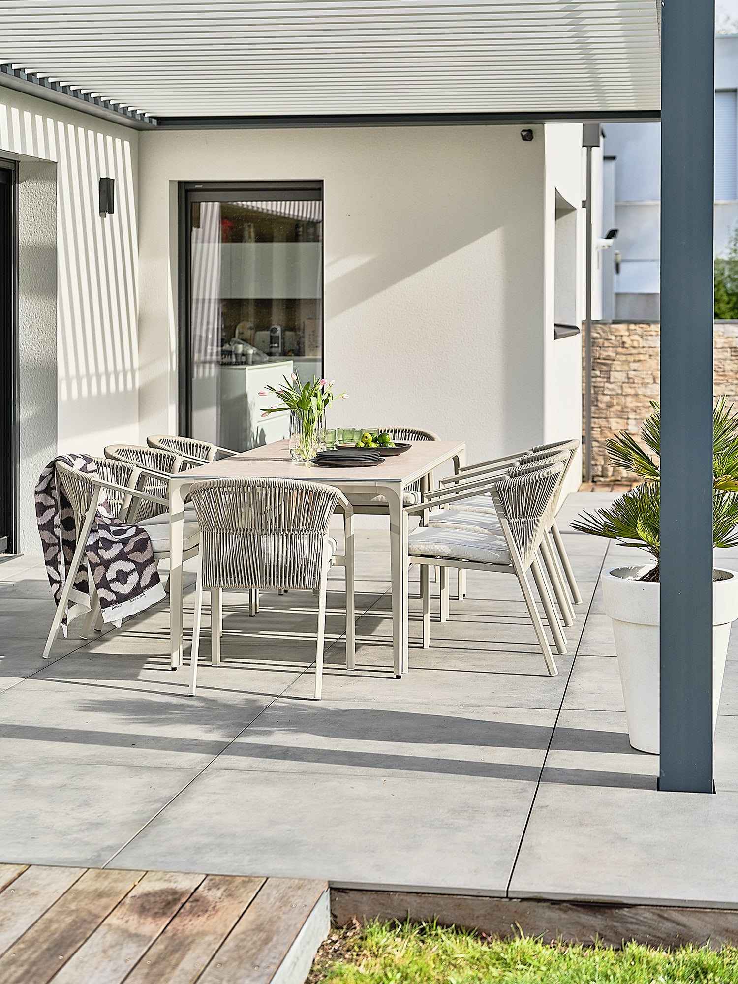 Ensemble repas de jardin Tigua 8 places avec plateau en céramique sur verre - Grège 200 cm
