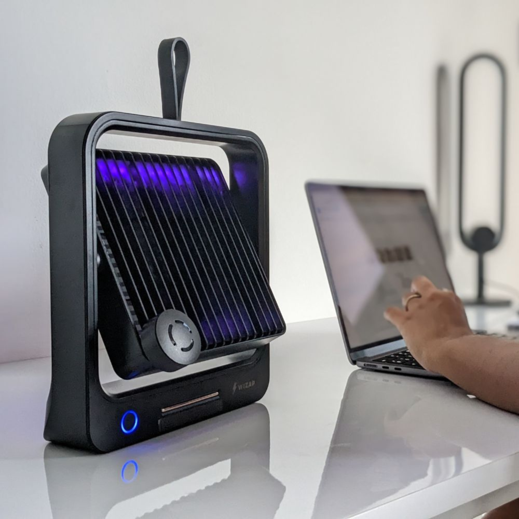 Lampe sans fil anti-moustique - Attire, Aspire et Grille les moustiques : 3 en 1