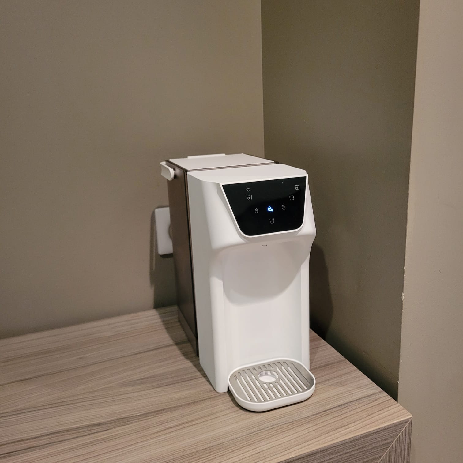 Lot: Fontaine à eau ultra compacte et autonome OVI E – coloris blanc + Pack de 6 filtres
