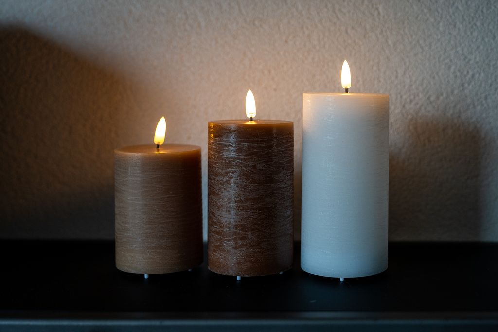 FlinQ - Ensemble de 3 bougies LED rechargeables à flamme vacillante - Télécommande incluse - Nuits urbaines