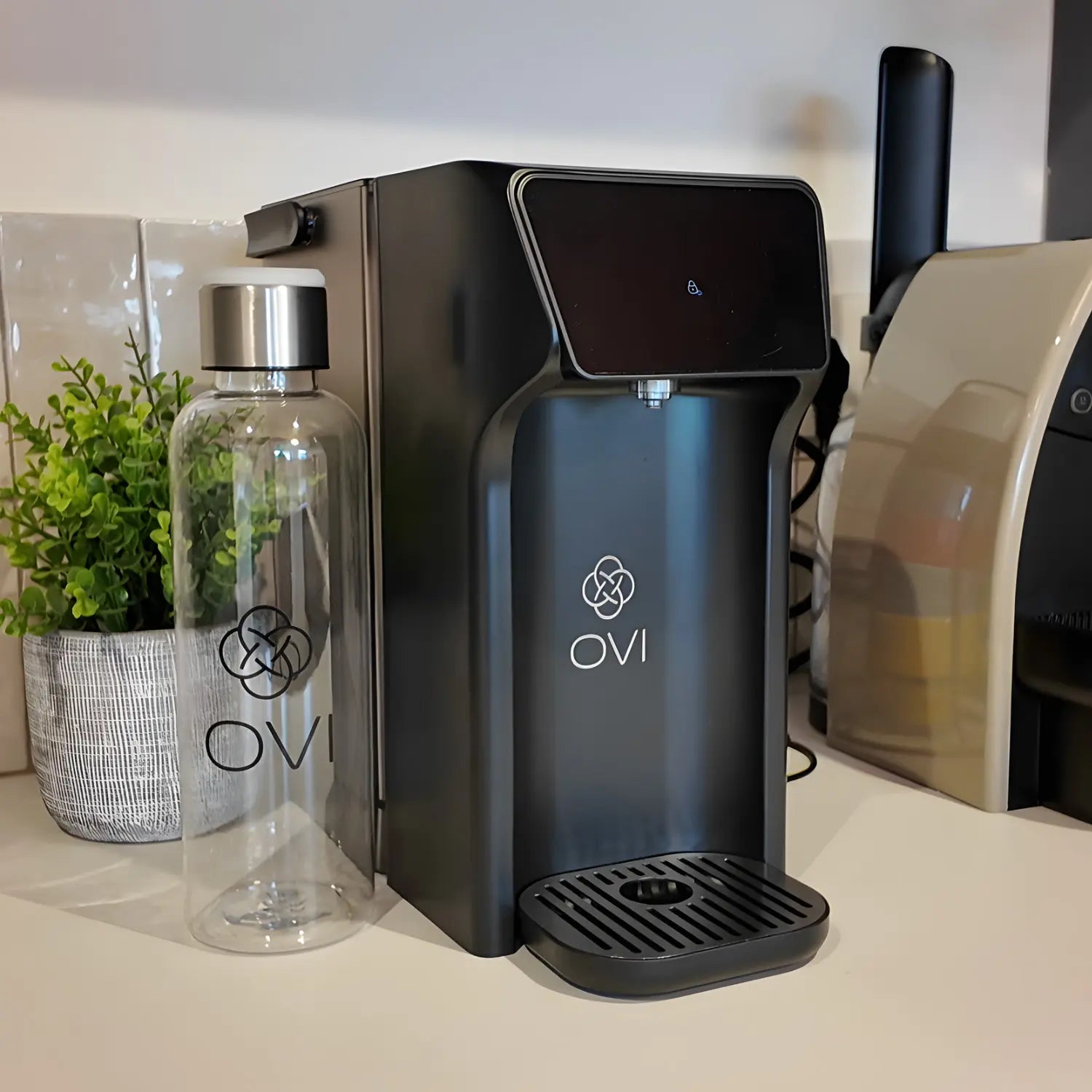 Fontaine à eau ultra compacte et autonome OVI E – coloris noir