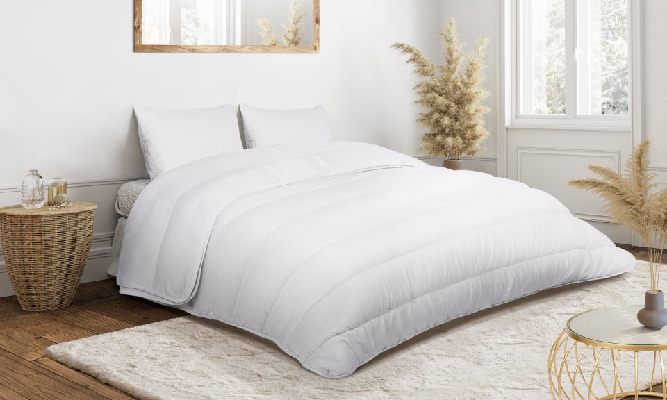 Couette double extra-chaude blanche 4 saisons 220x240cm - microfibres 200 + 300 g/m2 + 2 oreillers moelleux 500 g/m2